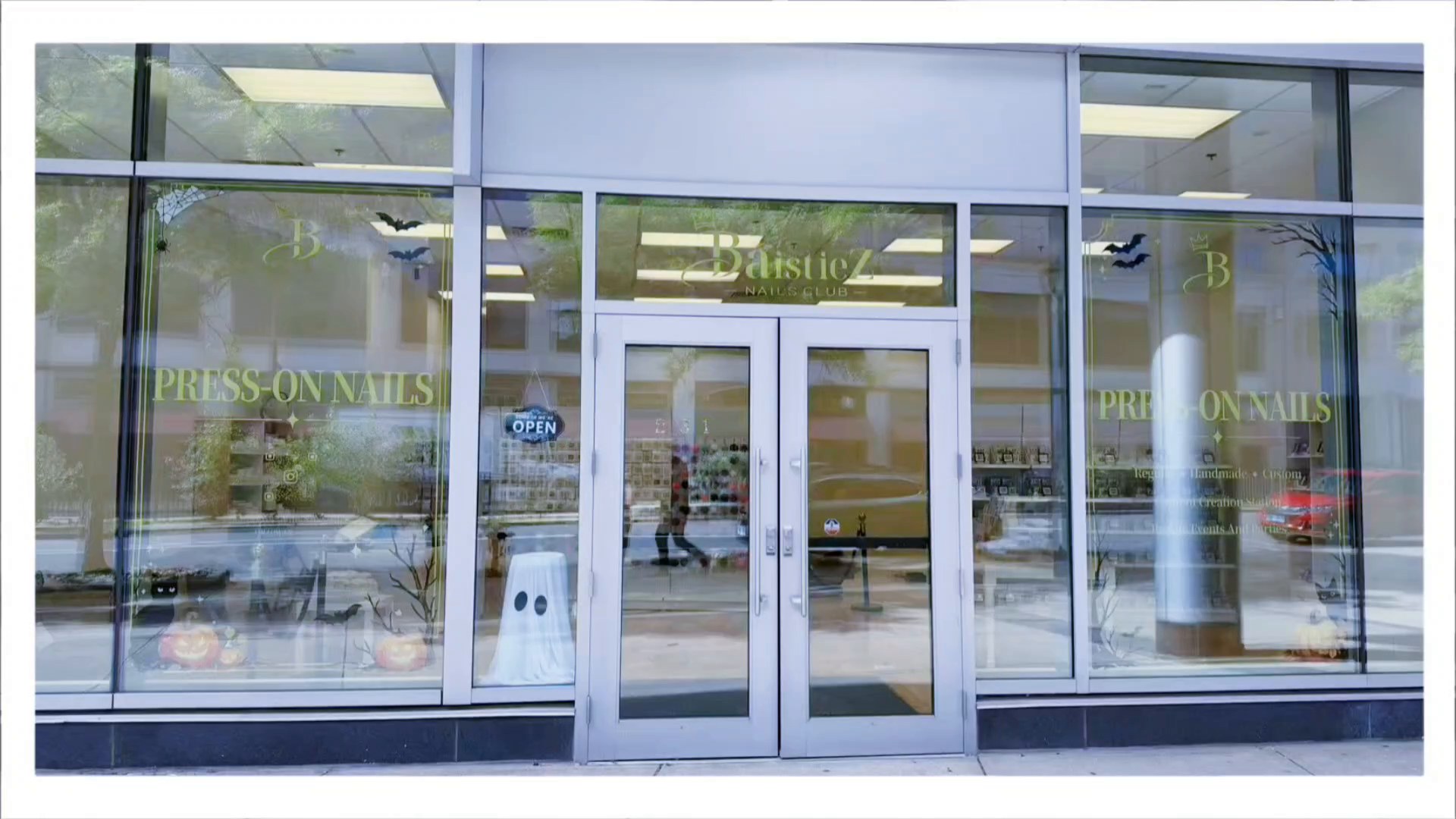 Báistiez Nails Club storefront with gold press-on nails lettering